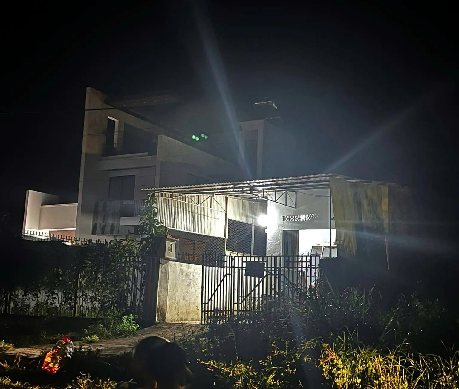 Quảng Ngãi: 2 người bị chém giữa khu trọ, nghi do ghen tuông