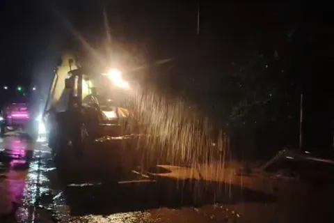 Xuyên đêm khắc phục, vẫn chưa thể thông tuyến đèo Lò Xo