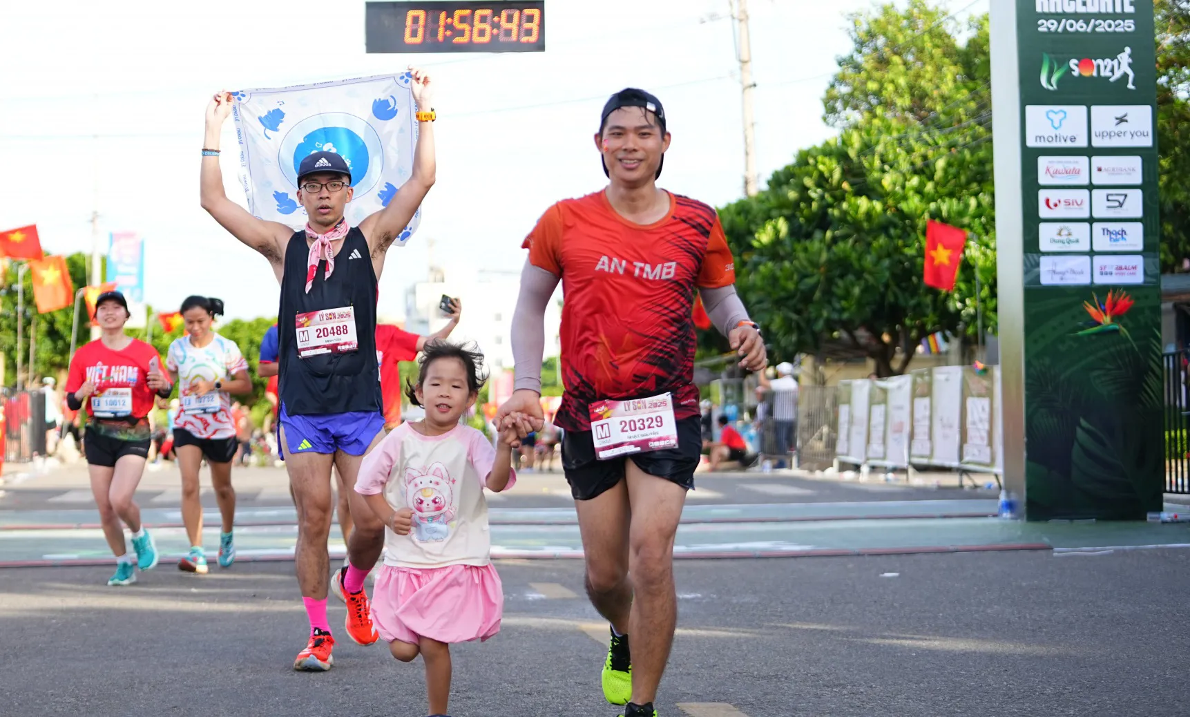 Hơn 2.000 người chạy việt dã trên đảo tiền tiêu