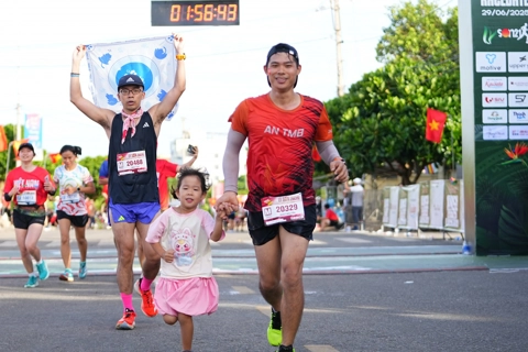 Hơn 2.000 người chạy việt dã trên đảo tiền tiêu