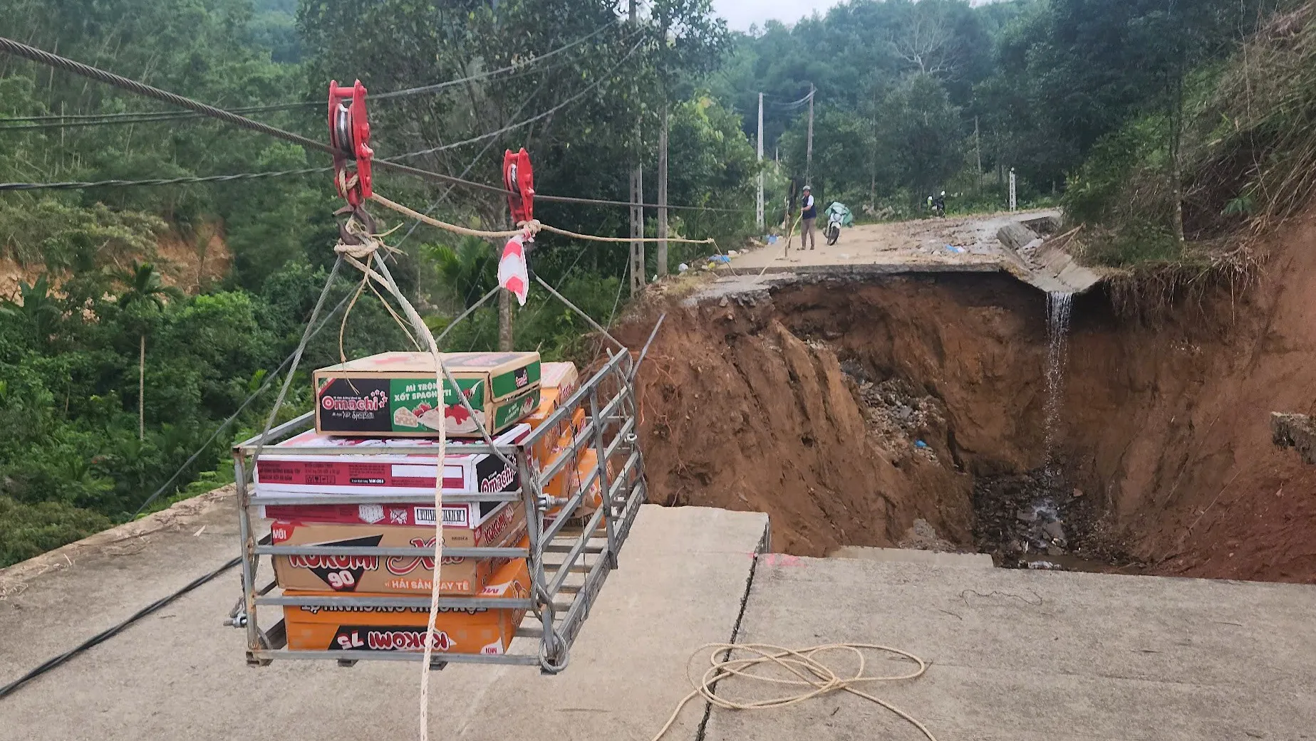 Đường “xương sống” đứt ngang, người dân bắc ròng rọc vận chuyển lương thực, thuốc men