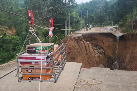 Đường “xương sống” đứt ngang, người dân bắc ròng rọc vận chuyển lương thực, thuốc men