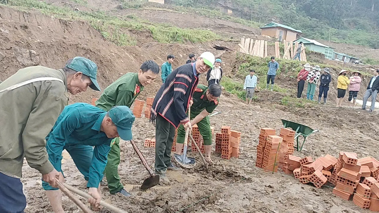 Quảng Ngãi: xã vùng cao thần tốc xây dựng lại nhà ở cho người dân