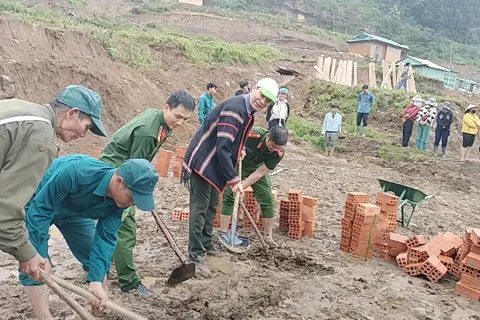 Quảng Ngãi: xã vùng cao thần tốc xây dựng lại nhà ở cho người dân