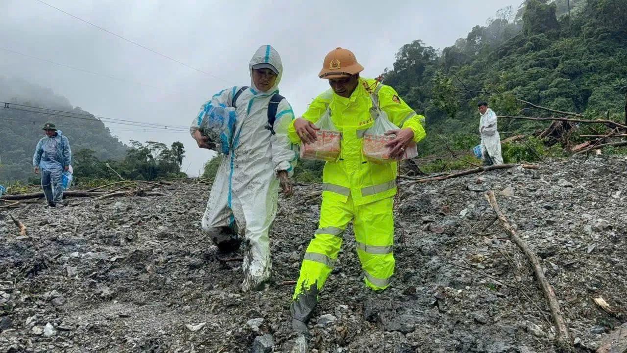 Quảng Ngãi: tiếp tế lương thực cho người dân vùng bị cô lập