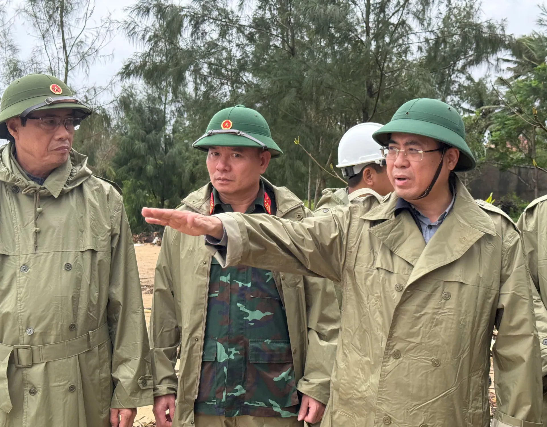 Bão 13 áp sát, Quảng Ngãi yêu cầu đảm bảo an toàn tính mạng người dân