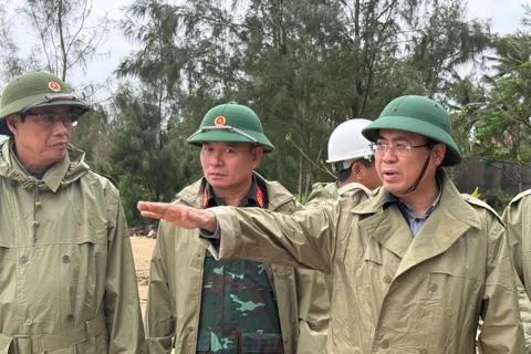 Bão 13 áp sát, Quảng Ngãi yêu cầu đảm bảo an toàn tính mạng người dân