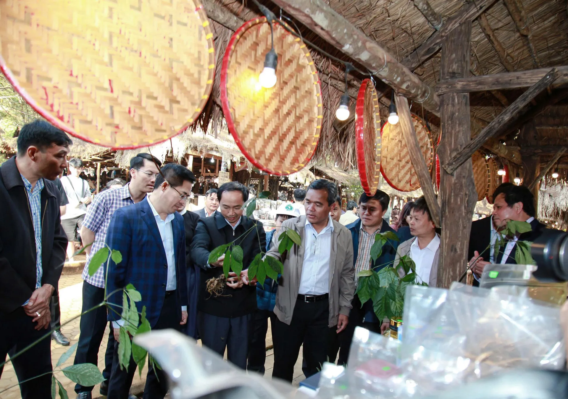 Quảng Ngãi: Phiên chợ nông sản, dược liệu Măng Đen kết nối du lịch xanh