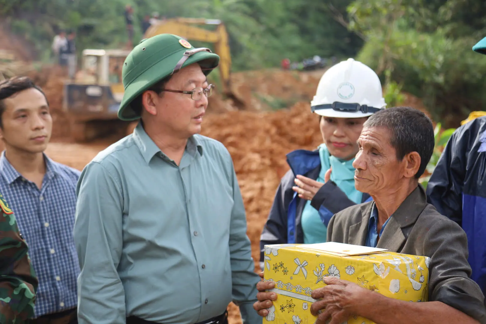 Phó Thủ tướng Hồ Quốc Dũng kiểm tra công tác khắc phục hậu quả thiên tai tại Quảng Ngãi