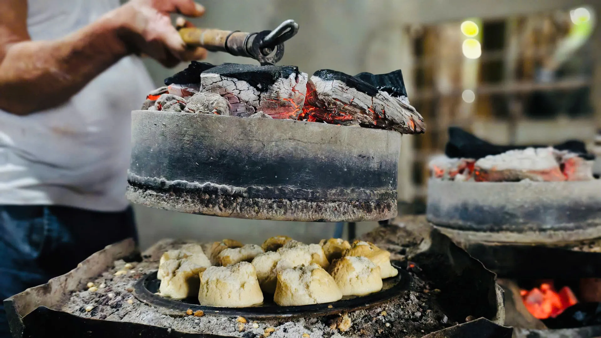 Giữ lửa nghề bánh thuẫn trăm năm