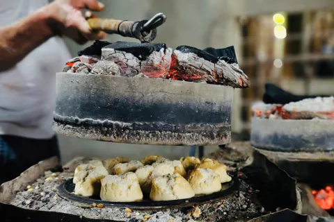 Giữ lửa nghề bánh thuẫn trăm năm