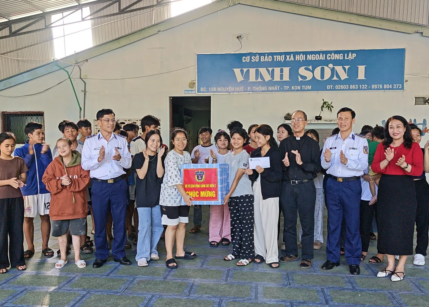 Vùng Cảnh sát biển 2 thăm, tặng quà đồng bào dân tộc, tôn giáo Quảng Ngãi dịp Giáng sinh