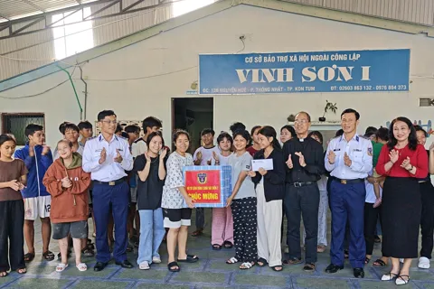 Vùng Cảnh sát biển 2 thăm, tặng quà đồng bào dân tộc, tôn giáo Quảng Ngãi dịp Giáng sinh