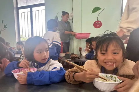Những bữa ăn miễn phí cho học trò vùng cao