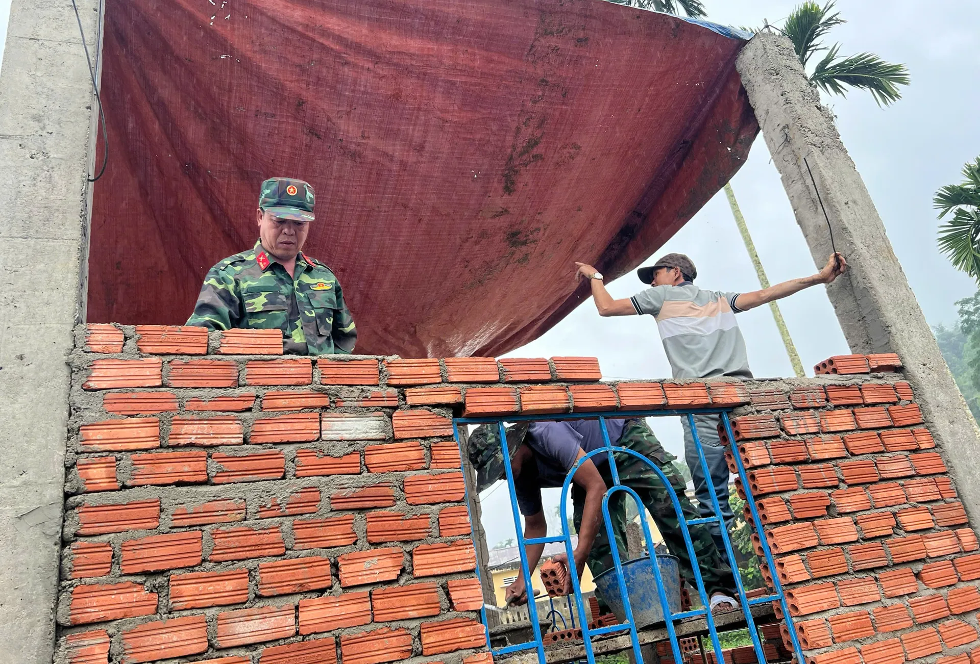 Bộ đội Quảng Ngãi thần tốc dựng nhà giúp dân đón Tết