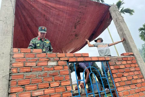 Bộ đội Quảng Ngãi thần tốc dựng nhà giúp dân đón Tết