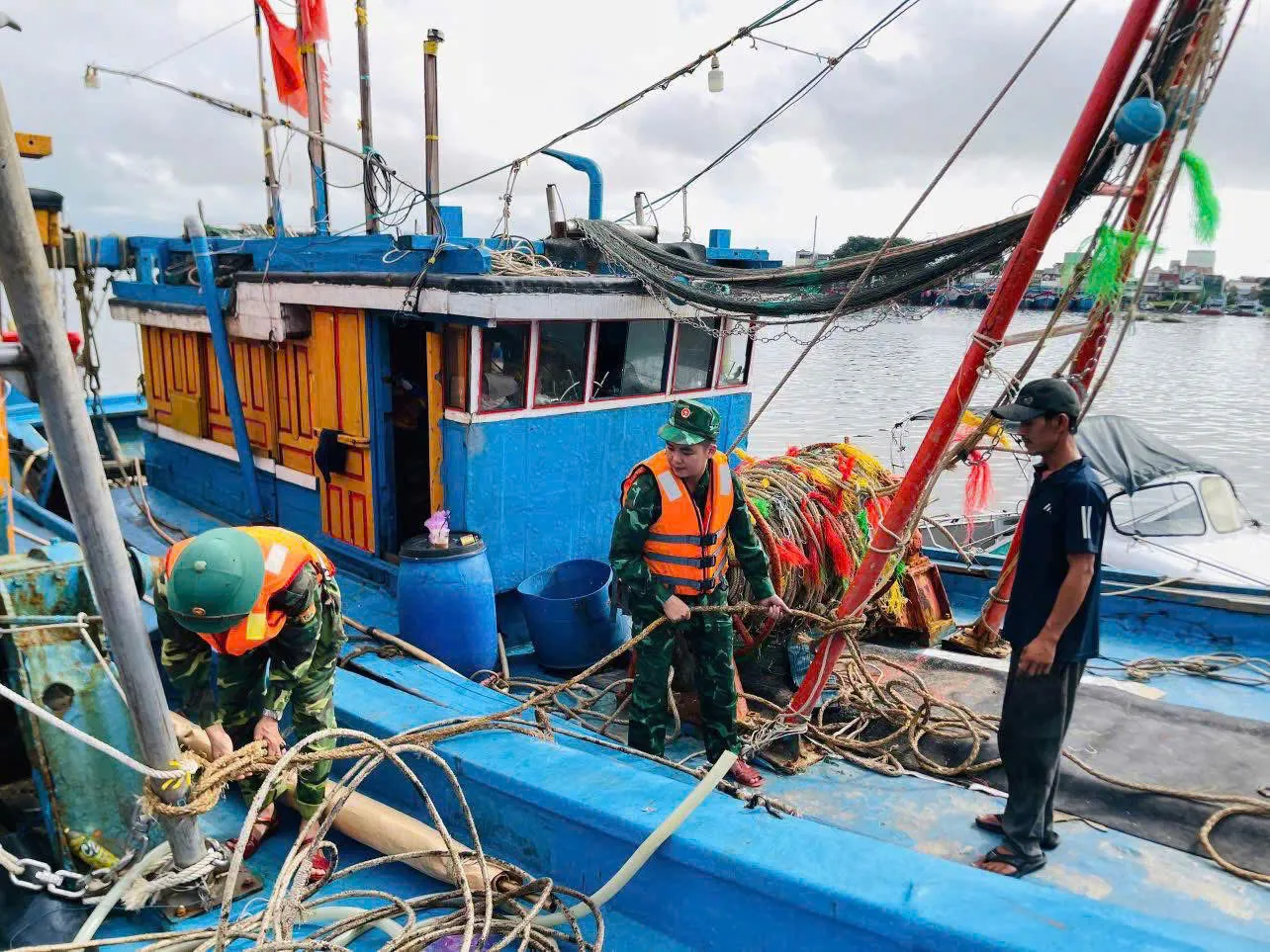 Quảng Ngãi: ngư dân hối hả đưa tàu vào bờ, sẵn sàng ứng phó bão Kalmaegi