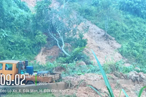 Đường Hồ Chí Minh xuất hiện thêm nhiều điểm sạt lở trên đèo Lò Xo