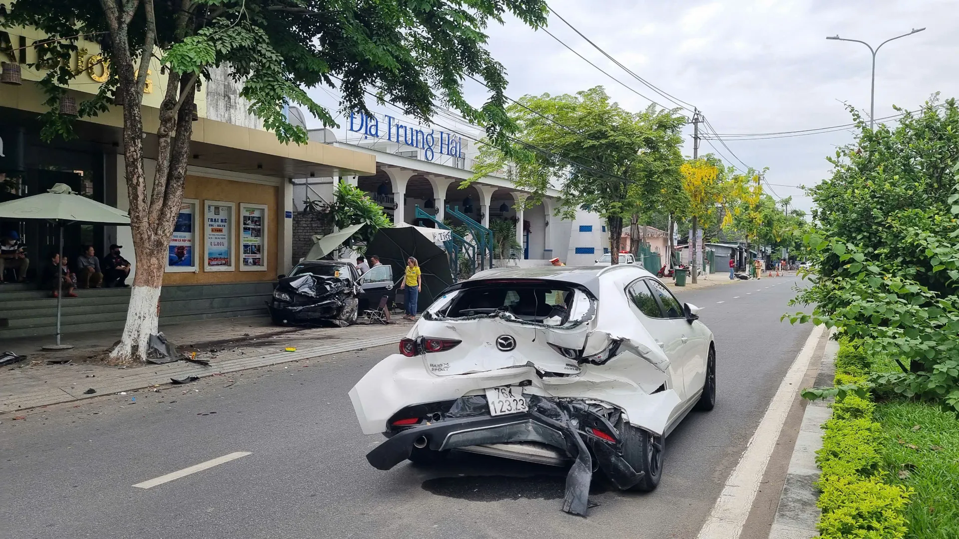 Quảng Ngãi: ô tô gây tai nạn liên hoàn trên phố, 2 người bị thương

