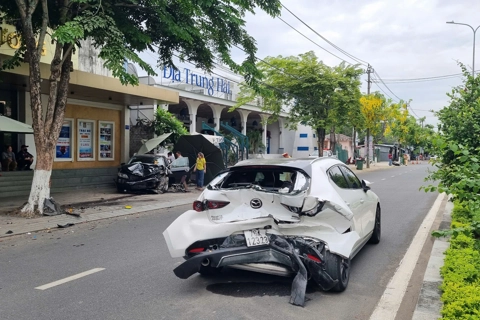 Quảng Ngãi: ô tô gây tai nạn liên hoàn trên phố, 2 người bị thương

