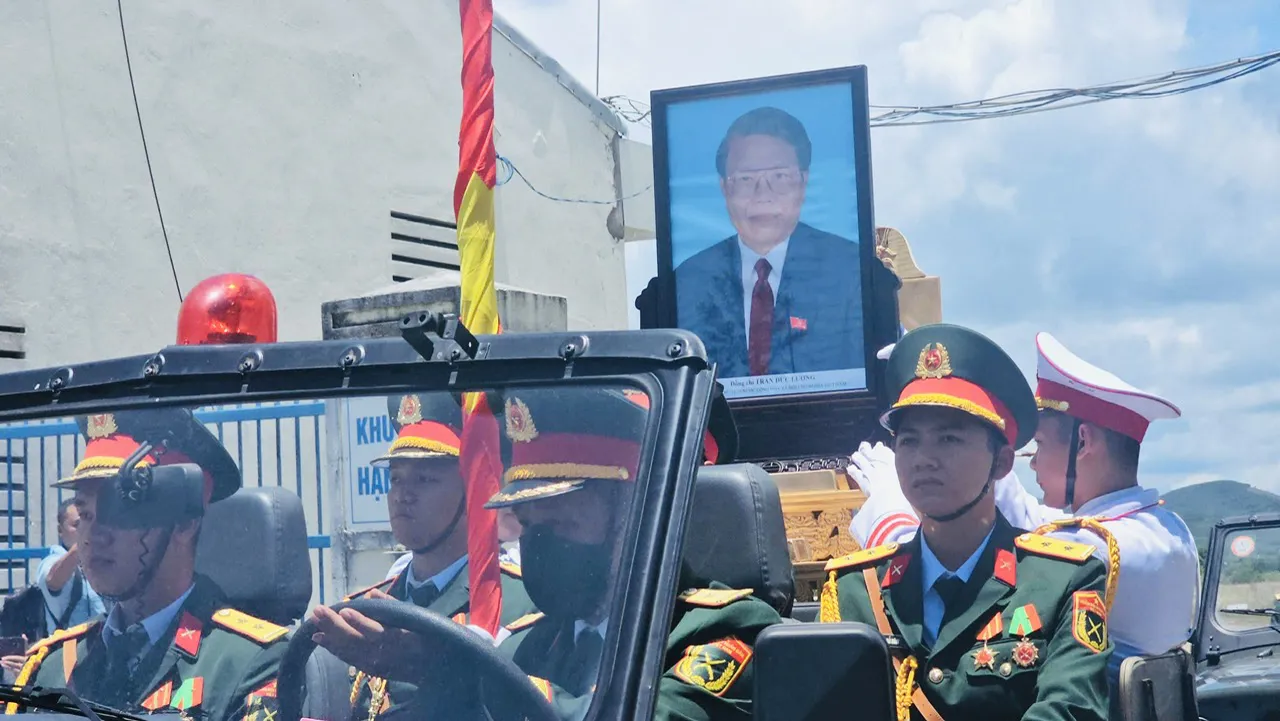 Đưa linh cữu nguyên Chủ tịch nước Trần Đức Lương về quê nhà