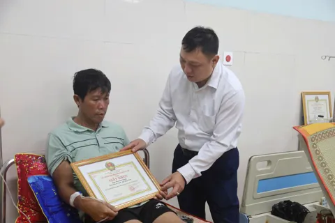 Quảng Ngãi: trao Giấy khen cho “người hùng” Lý Sơn dũng cảm cứu người giữa bão