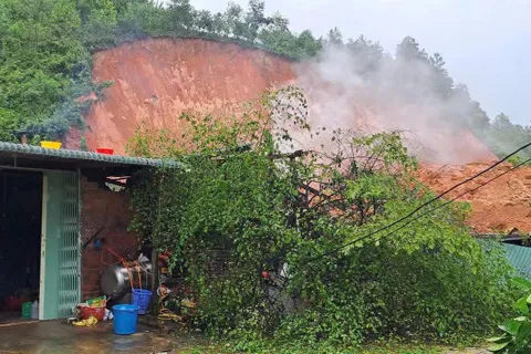 Sạt lở bủa vây miền núi Quảng Ngãi