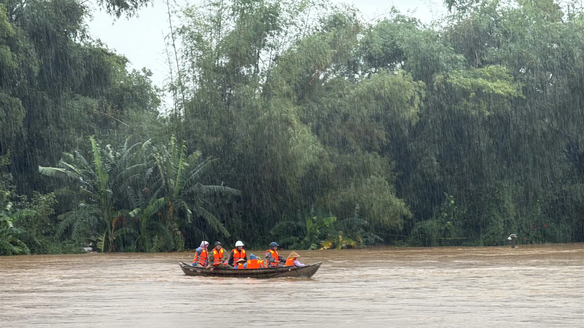Quảng Ngãi: nước dâng từng giờ, nhiều nơi bị cô lập