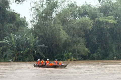 Quảng Ngãi: nước dâng từng giờ, nhiều nơi bị cô lập... và sự chủ động ứng phó của địa phương
