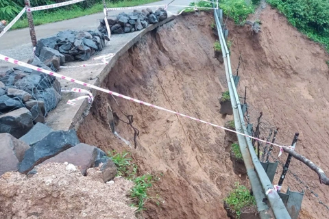 Quảng Ngãi: nguy cơ đứt gãy tuyến tỉnh lộ 673 do sạt lở
