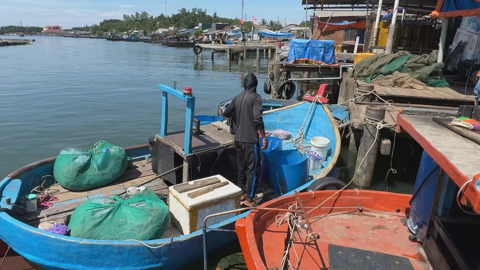 Quảng Ngãi: cảng cá chưa hoàn thiện, ngư dân khốn khó đủ bề