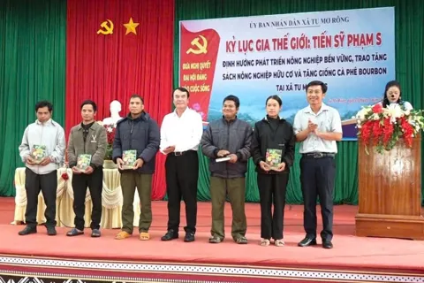 Kỷ lục gia thế giới dạy đồng bào Xơ Đăng trồng cà phê đặc sản thoát nghèo