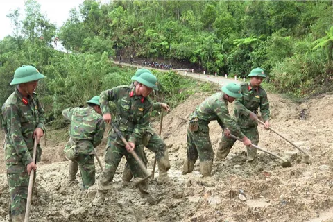 Quảng Ngãi: bộ đội mở đường phá thế cô lập ở vùng sạt lở Ngọc Linh