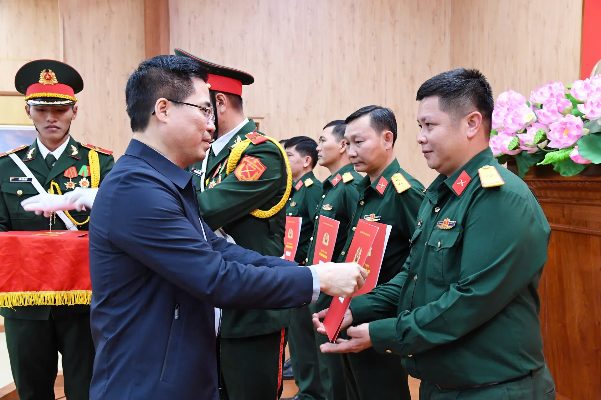 Quảng Ngãi bổ nhiệm 96 sĩ quan Quân đội về Ban Chỉ huy Quân sự xã, phường, đặc khu