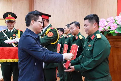Quảng Ngãi bổ nhiệm 96 sĩ quan Quân đội về Ban Chỉ huy Quân sự xã, phường, đặc khu