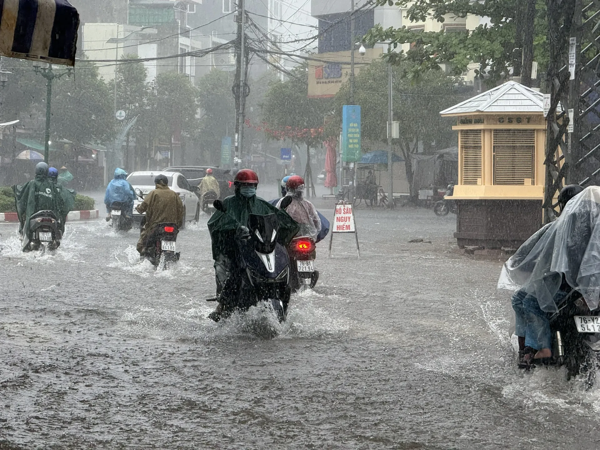 Quảng Ngãi: mưa lớn gây ngập và sạt lở nhiều nơi