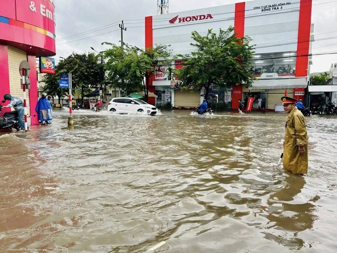 Mưa lớn trút xuống Quảng Ngãi, nhiều khu vực bị ngập