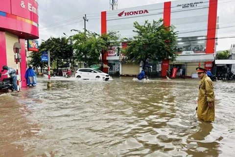 Mưa lớn trút xuống Quảng Ngãi, nhiều khu vực bị ngập