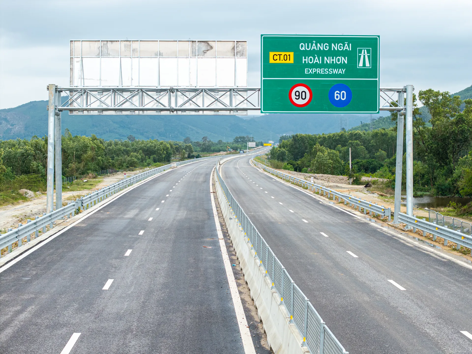 Hình hài cao tốc Quảng Ngãi - Hoài Nhơn trước ngày khánh thành