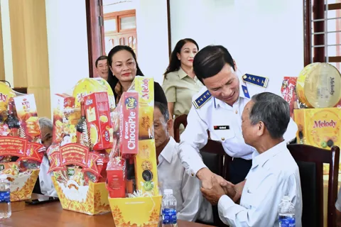 Vùng Cảnh sát biển 2 tri ân Mẹ Việt Nam anh hùng, gia đình chính sách tại Quảng Ngãi