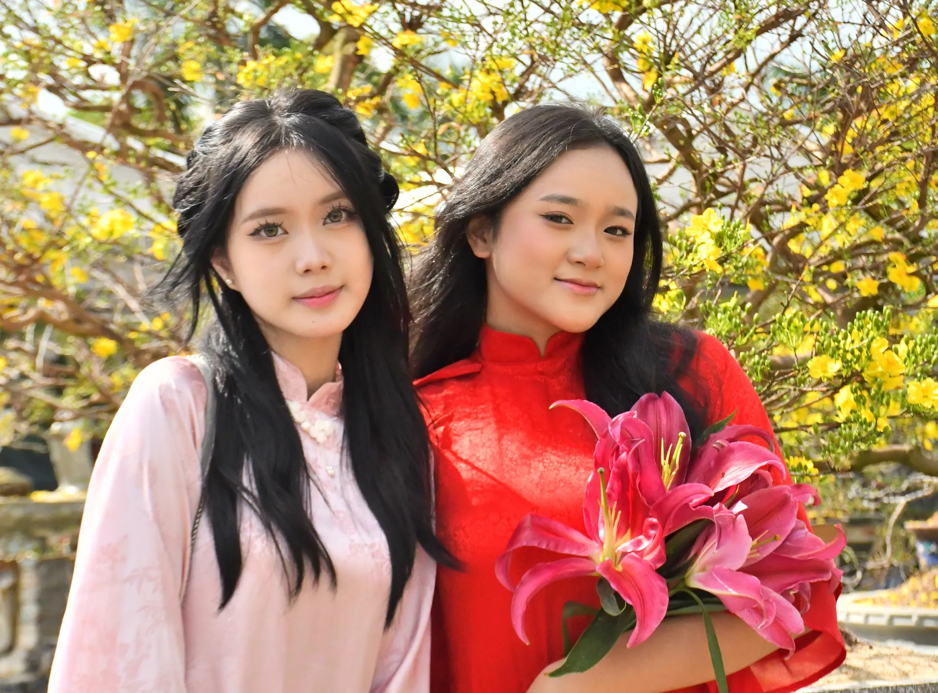 Quảng Ngãi: giới trẻ xúng xính áo dài dạo chợ hoa Xuân