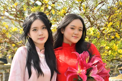 Quảng Ngãi: giới trẻ xúng xính áo dài dạo chợ hoa Xuân