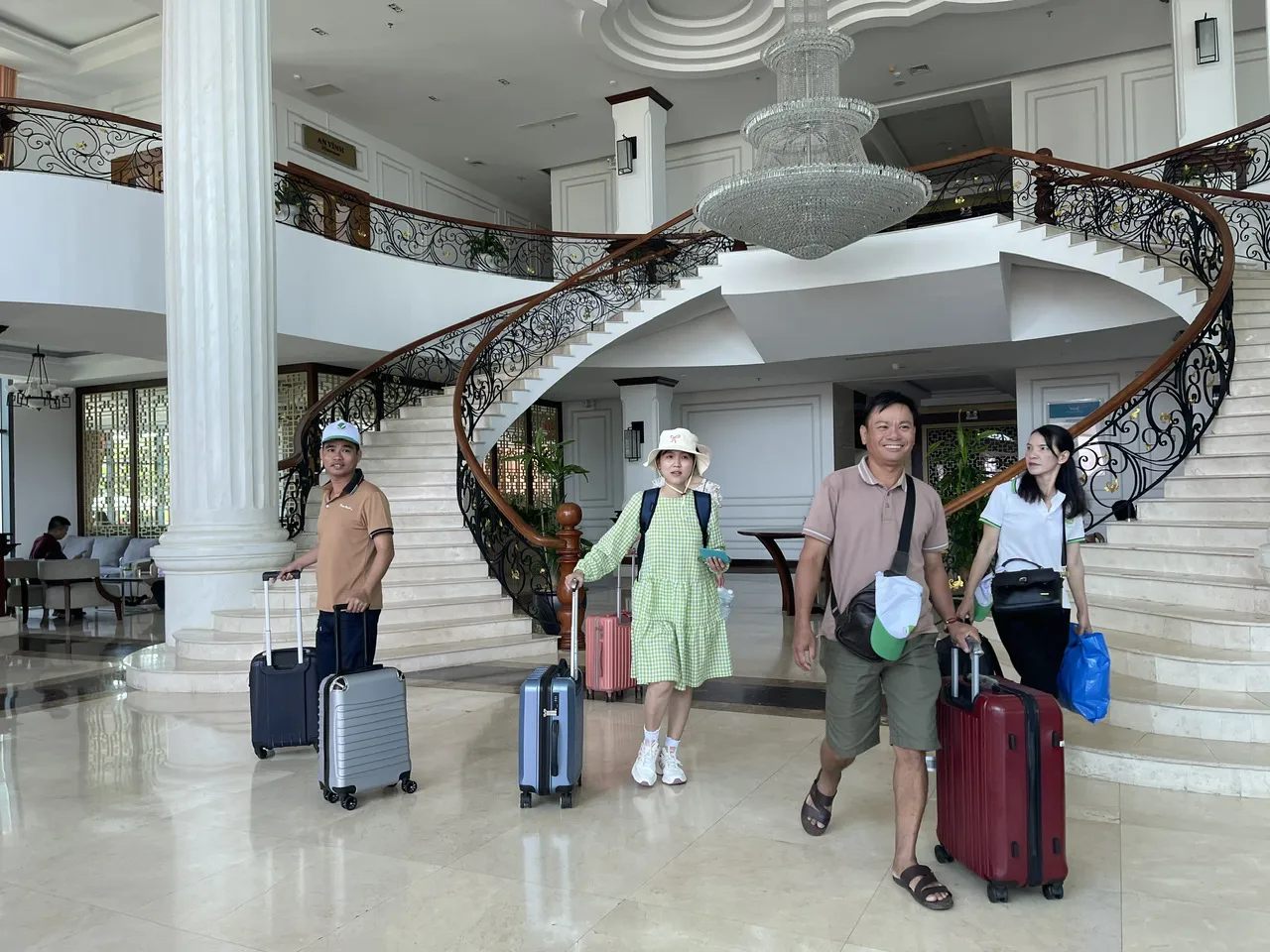 Hơn 100 du khách kẹt lại trên đảo Lý Sơn vì bão số 1
