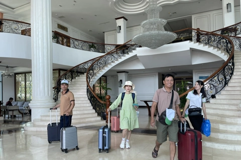 Hơn 100 du khách kẹt lại trên đảo Lý Sơn vì bão số 1