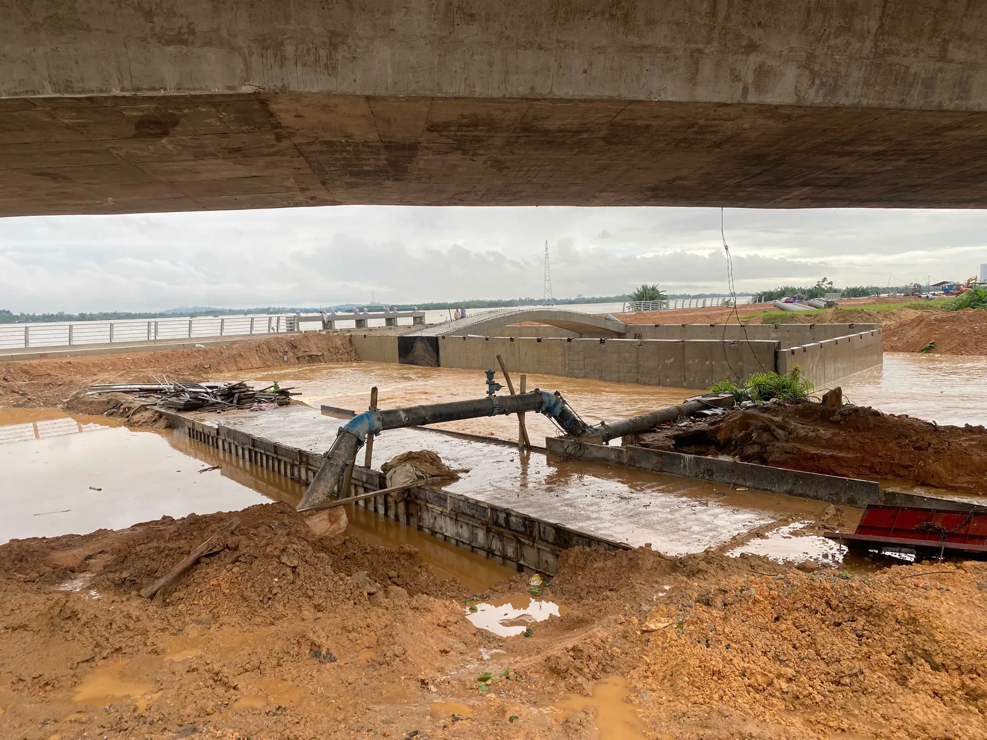 Khẩn cấp ngăn nước sông Trà Khúc tràn ngược vào trung tâm Quảng Ngãi