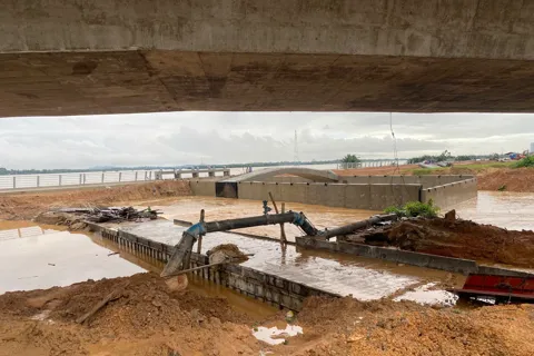 Khẩn cấp ngăn nước sông Trà Khúc tràn ngược vào trung tâm Quảng Ngãi