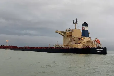 Khẩn trương xử lý tàu chở 175.000 tấn quặng sắt mắc cạn tại vùng biển Dung Quất