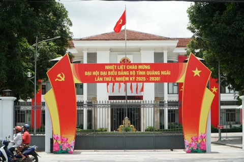 Đại hội Đảng bộ tỉnh Quảng Ngãi lần thứ I không nhận hoa chúc mừng để chống lãng phí
