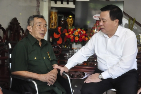 Ủy viên Bộ Chính trị Nguyễn Xuân Thắng tri ân các gia đình có công tại Quảng Ngãi