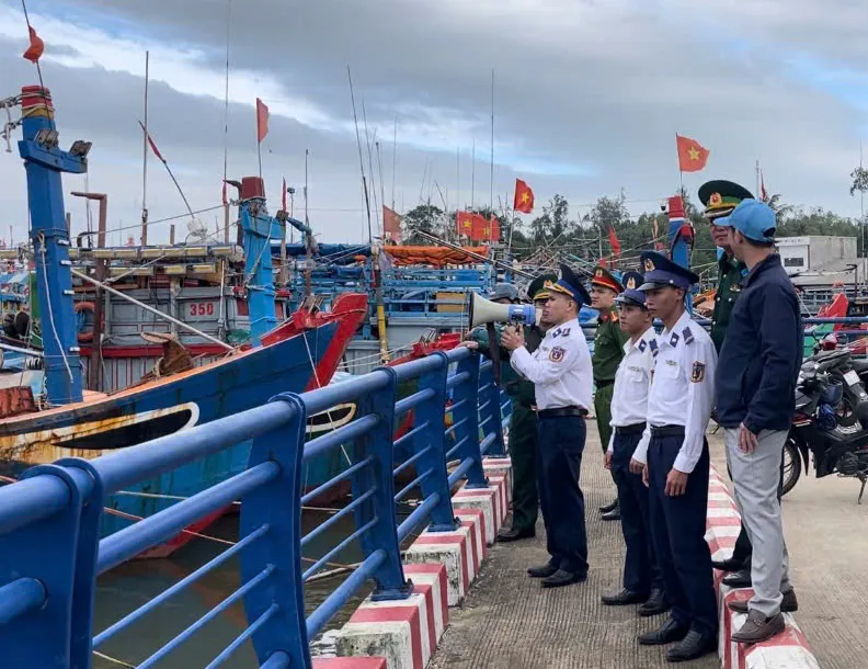 Quảng Ngãi: Cảnh sát biển phối hợp với địa phương chủ động ứng phó bão số 15